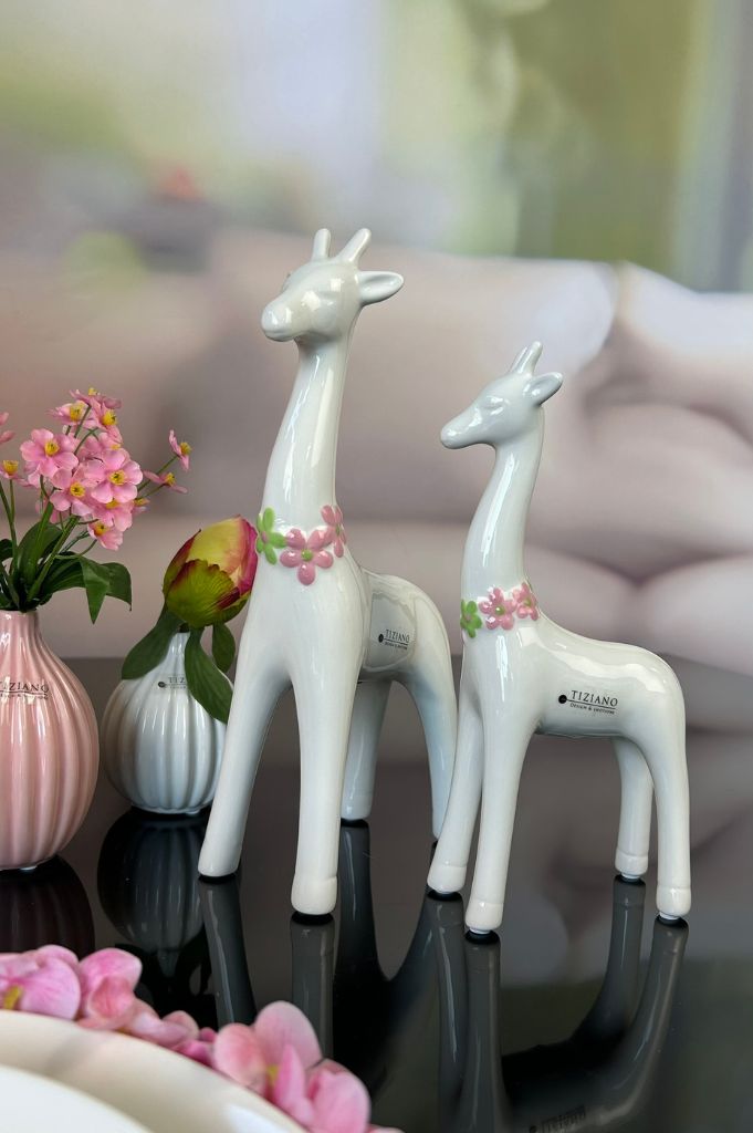 Deko Giraffe Giulia mit Blütenkranz rosa-grün