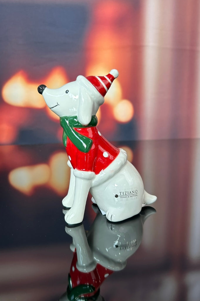Deko Hund Rolf mit rotem Pulli dekoriert