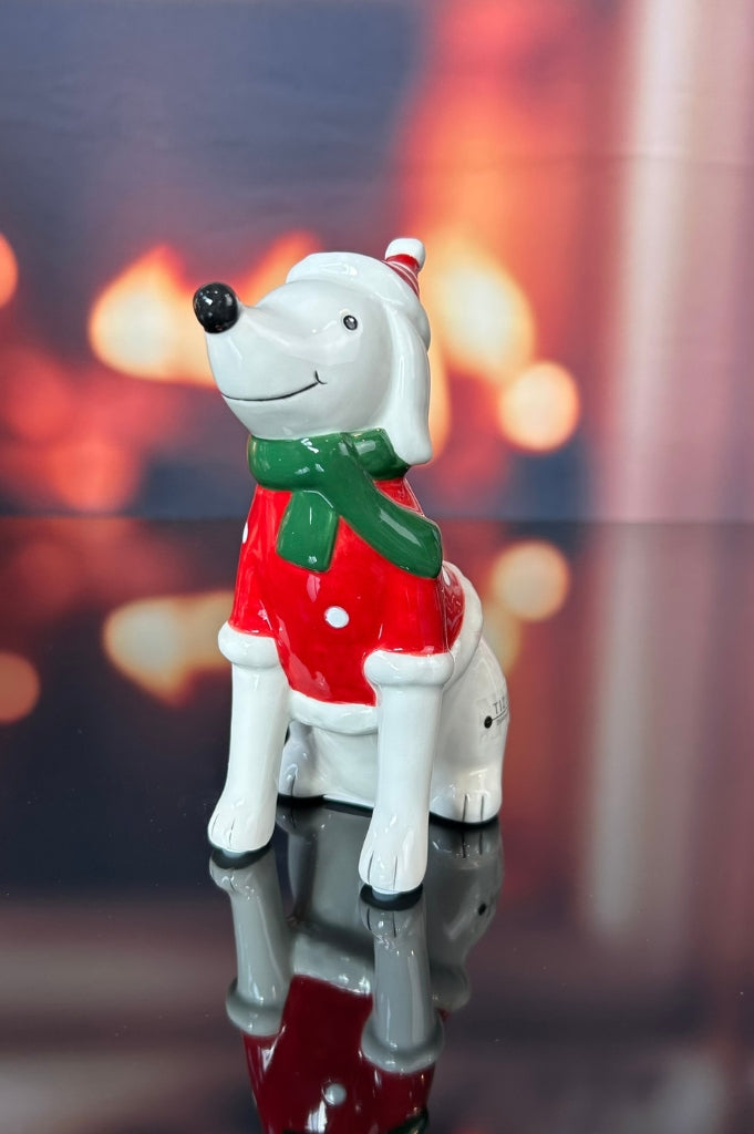 Deko Hund Rolf mit rotem Pulli dekoriert
