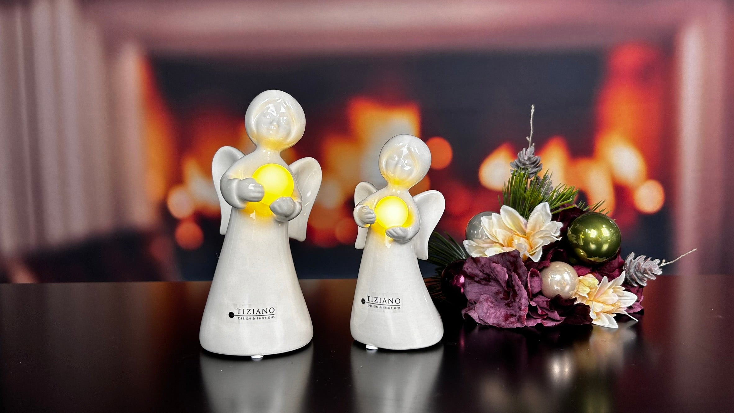 Engel Laila stehend mit Kugel LED