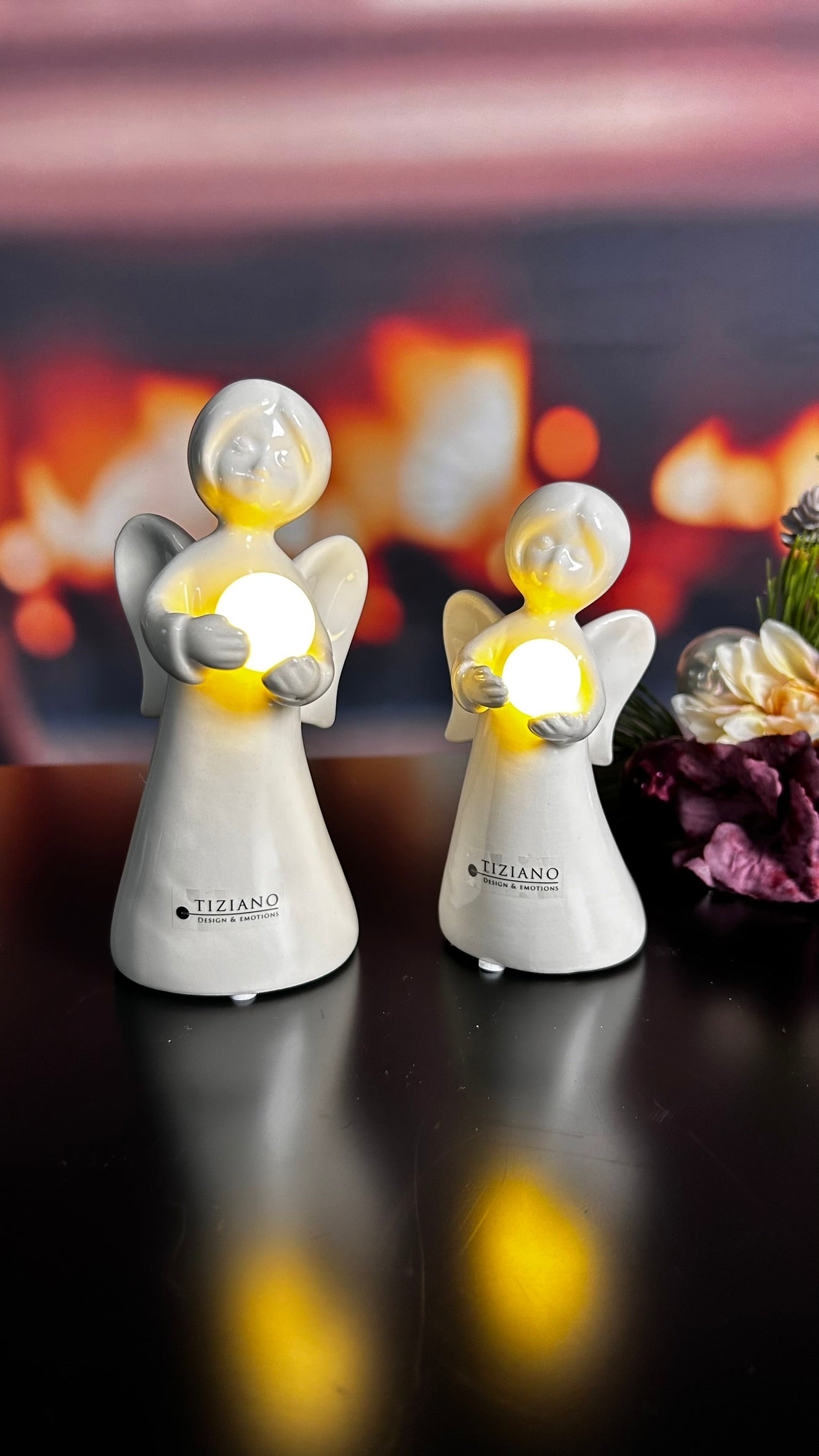 Engel Laila stehend mit Kugel LED