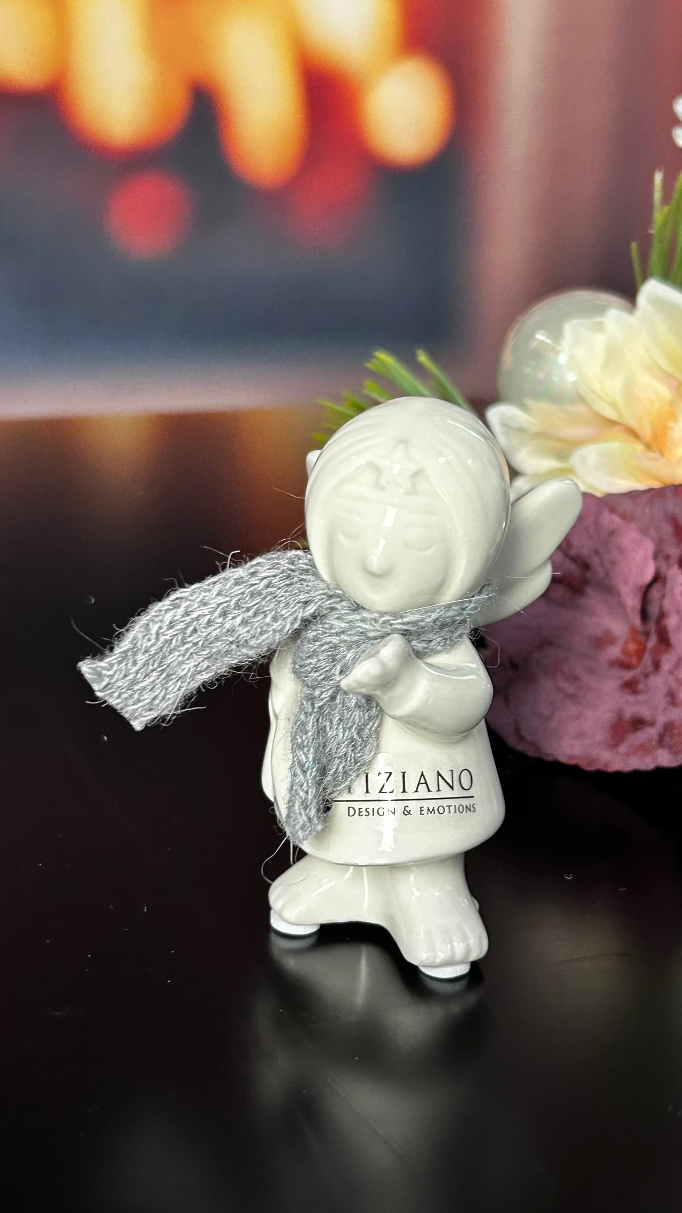 Deko Engel Anna Kußhand creme mit grauem Schal