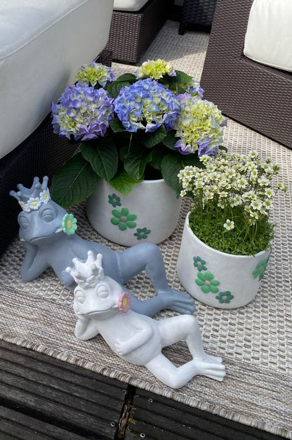 Kübel Villa rustik mit grünen Blumen