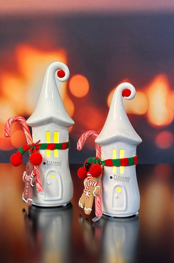 Haus Malva LED mit Lebkuchendekoration und Zuckerstange