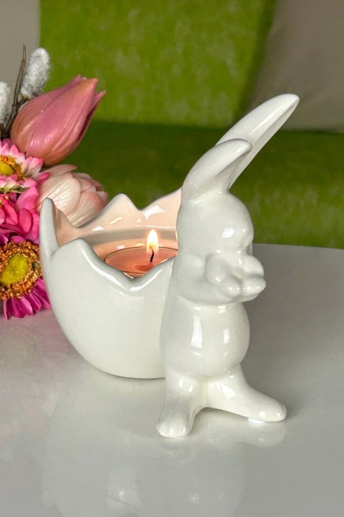 Leona stehend an Teelicht