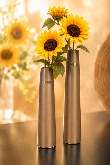 Vase mit zwei Sonnenblumen in hellem Licht