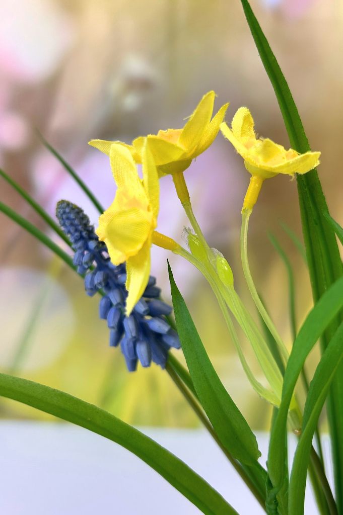 Osterglocken Strauß klein m. blauen Details