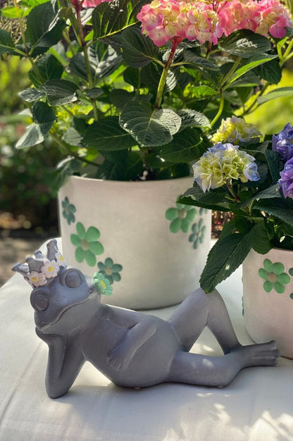 Frosch Paco liegend grau mit Blume grün oder rosa