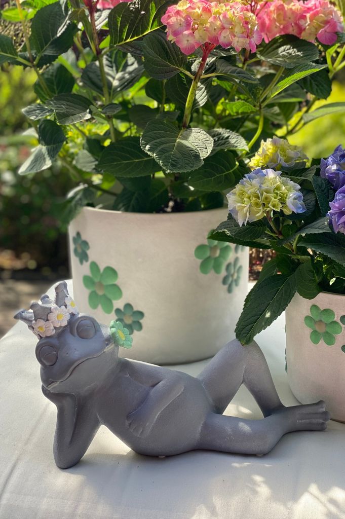 Frosch Paco liegend grau mit Blume grün oder rosa