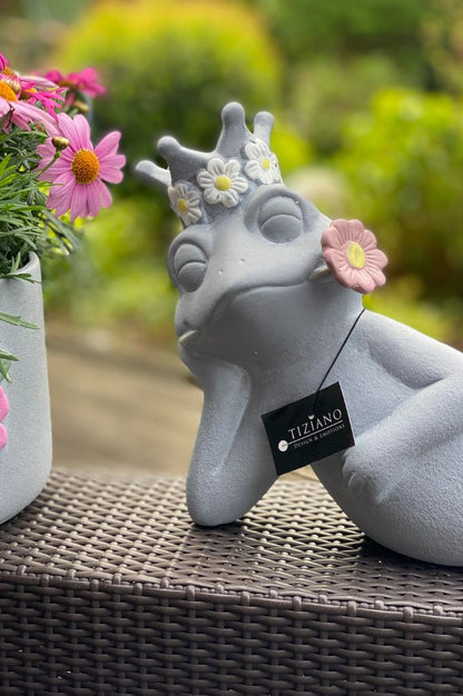 Frosch Paco liegend grau mit Blume grün oder rosa