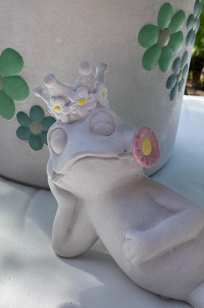 Frosch Paco liegend rustik mit Blume grün oder rosa