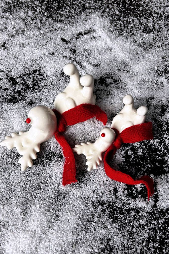 Rentier Rudolph liegend creme-weiß mit rotem Schal