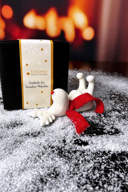 Rentier Rudolph liegend creme-weiß mit rotem Schal