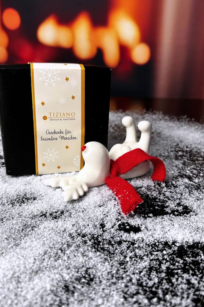 Rentier Rudolph liegend creme-weiß mit rotem Schal