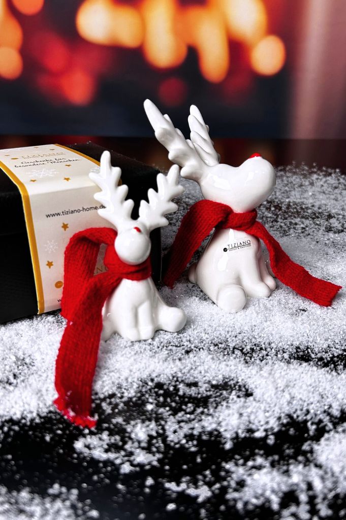 Rentier Rudolph sitzend creme-weiß mit rotem Schal