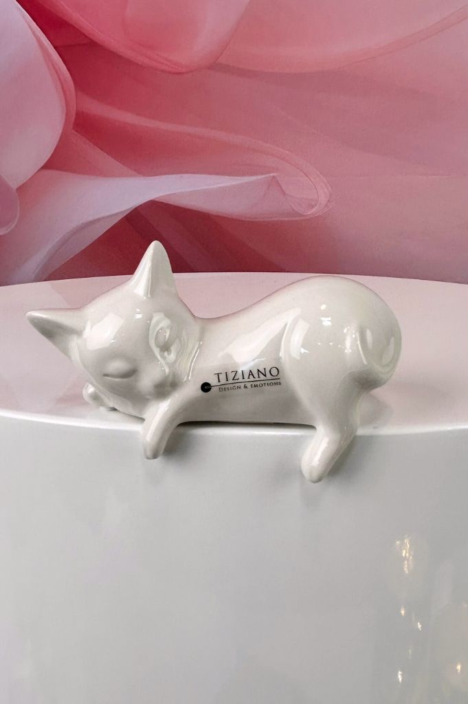 Kantensitzer Katze Sadira Kopf zurück creme-weiß