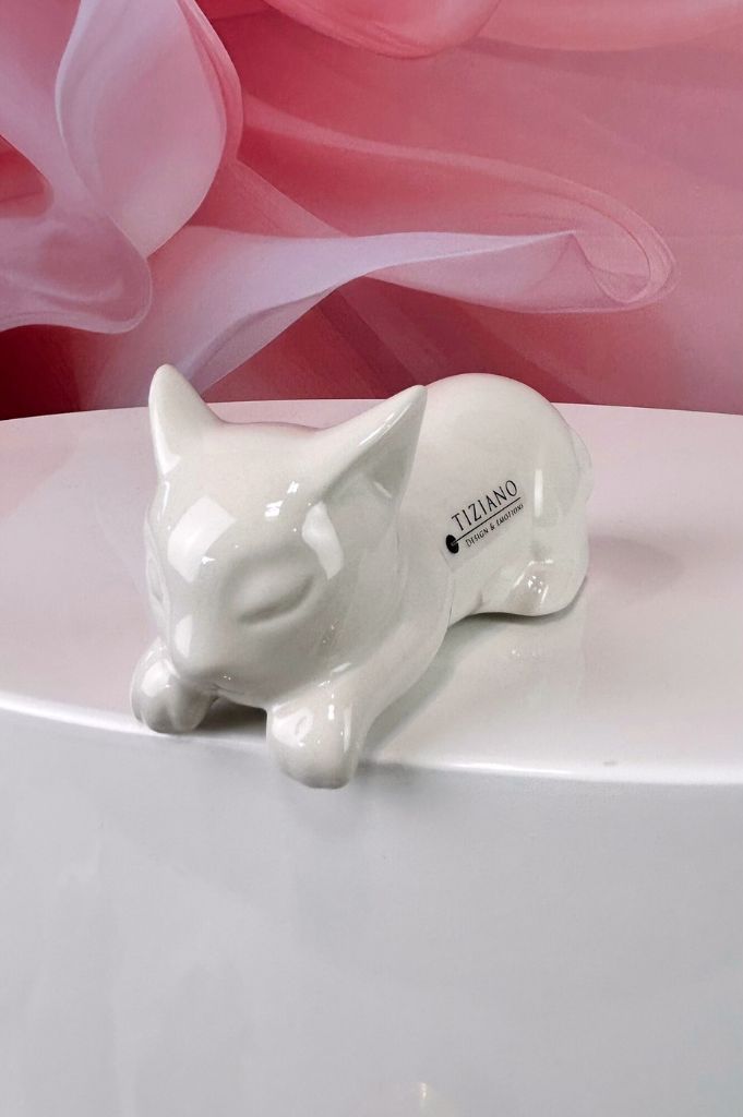 Kantensitzer Katze Sadira Kopf runter creme-weiß