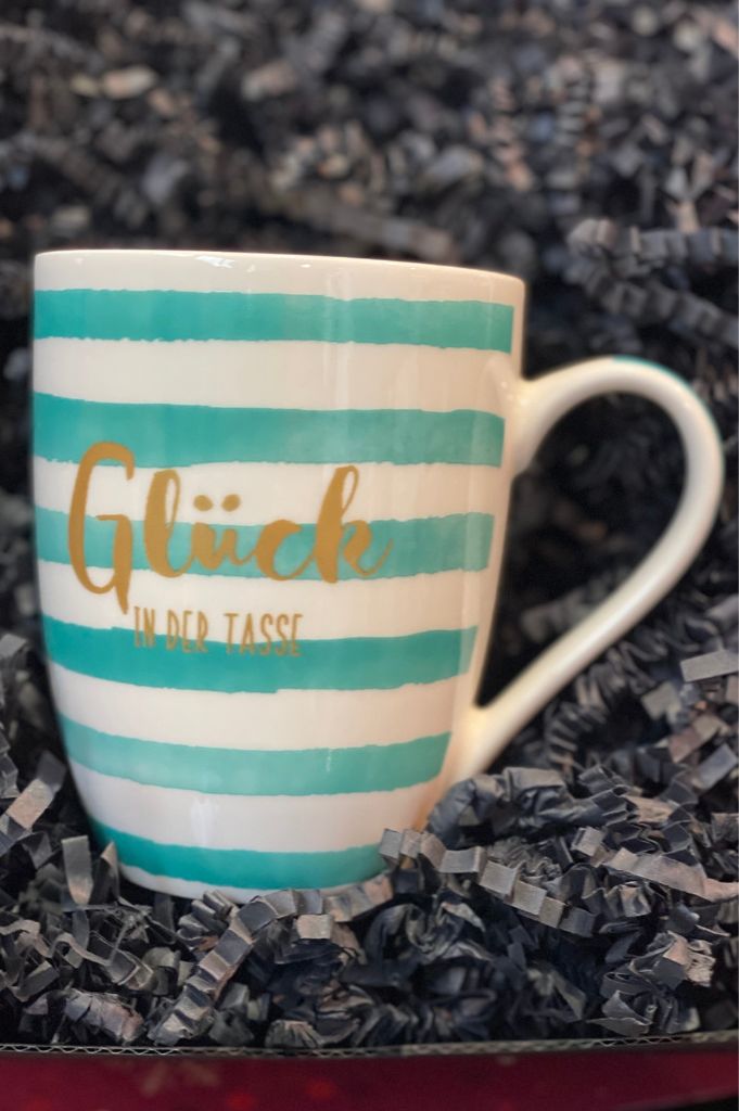Geschenkbox Tasse mit Schriftzug Glück
