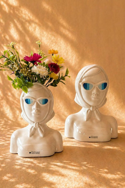 Vase /Büste Tessa creme mit Sonnenbrille blau