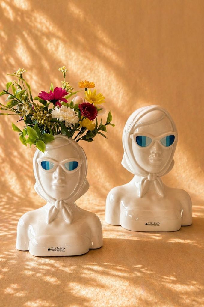 Vase /Büste Tessa creme mit Sonnenbrille blau