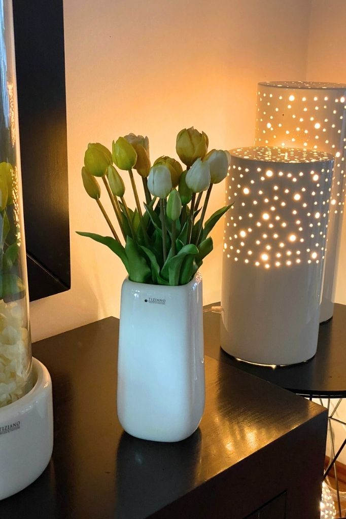 Vase Brezone mit Tulpen Sideboard