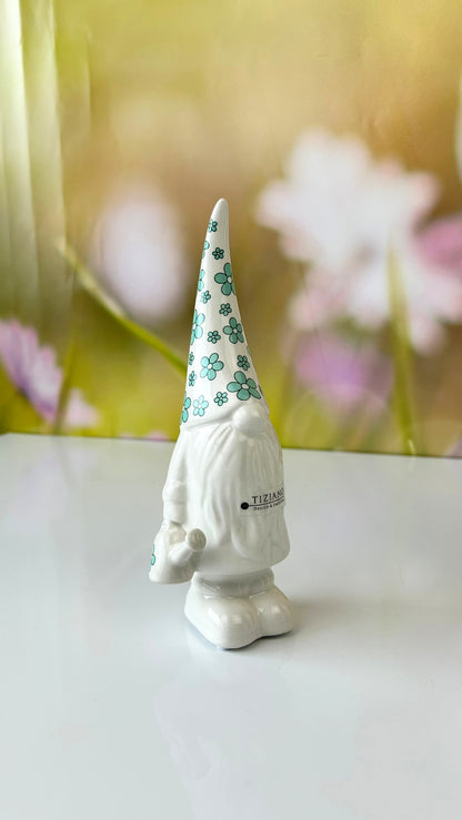 Zwerg Geraldo mit Mütze in Blumenmuster grün