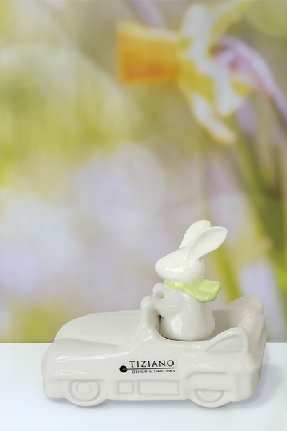 Deko Hase Albano mit Schal im Auto in 2 Farben