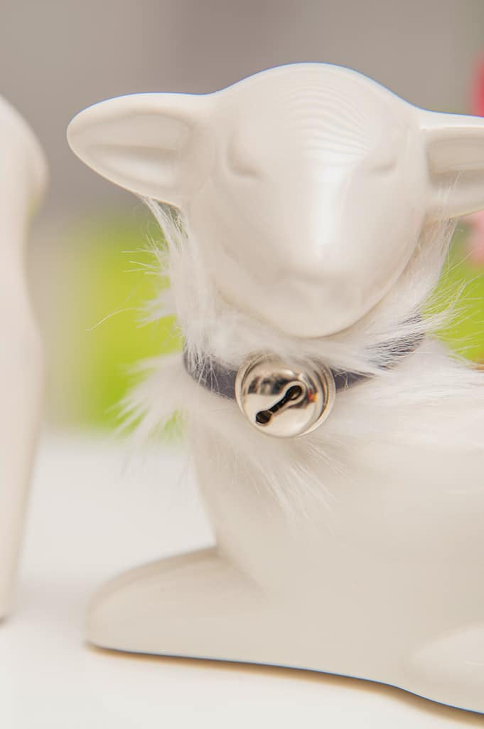 greta-lamm-liegend-m-fellband-u-glocke-detail