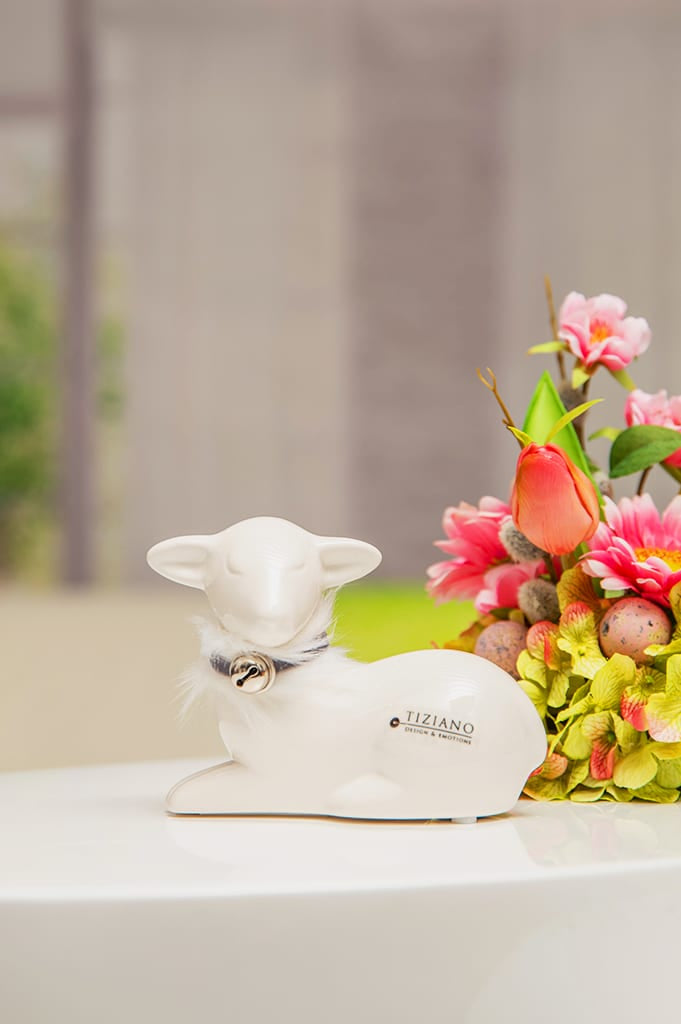 Geschenkschachtel Lamm Greta mit Fell liegend