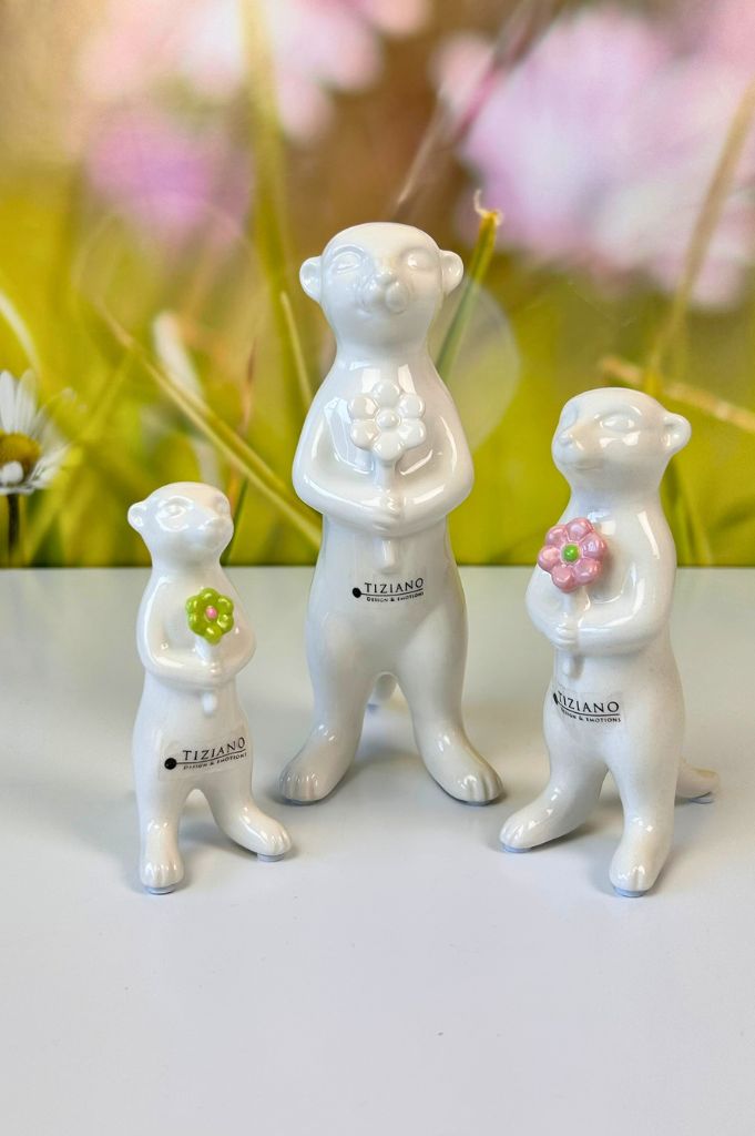 Deko Erdmännchen Oskar mit Blume in 3 Farben