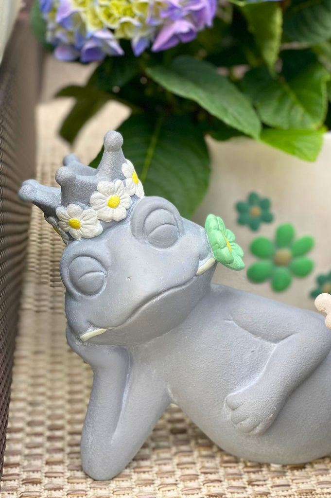 Frosch Paco liegend grau mit Blume grün oder rosa