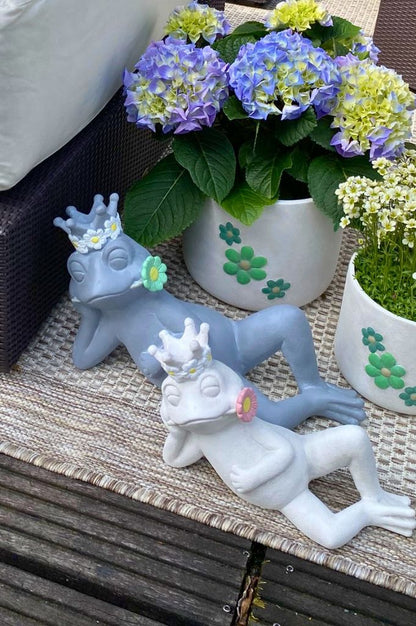 Frosch Paco liegend grau mit Blume grün oder rosa