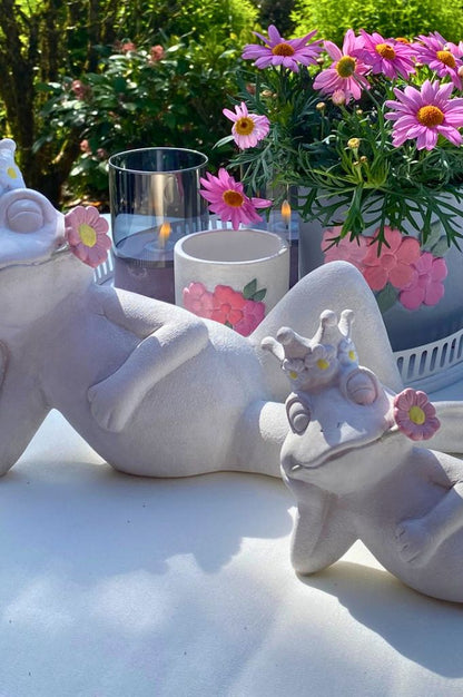 Frosch Paco liegend rustik mit Blume grün oder rosa