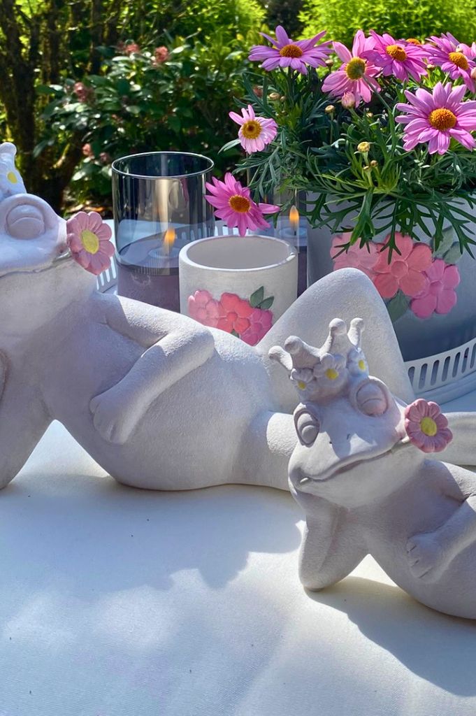 Frosch Paco liegend rustik mit Blume grün oder rosa
