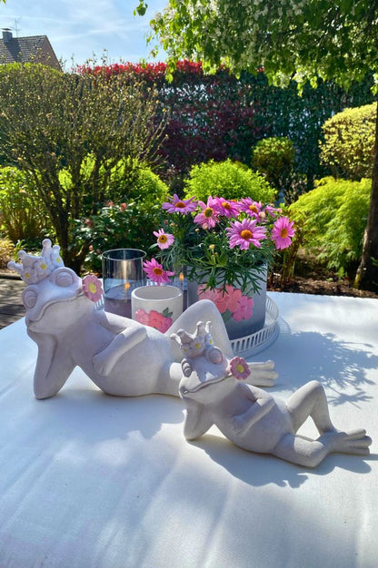 Frosch Paco liegend rustik mit Blume grün oder rosa