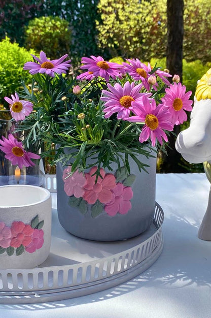 Kübel Spello grau mit rosa Blüten