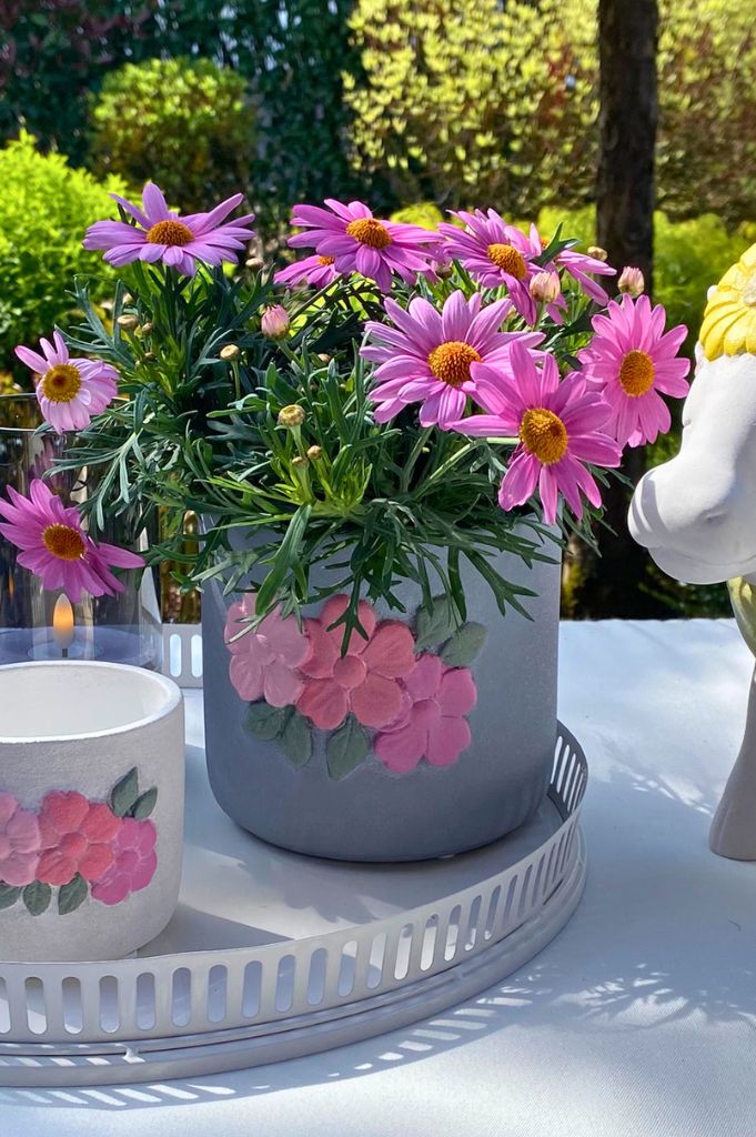 Kübel Spello grau mit rosa Blüten
